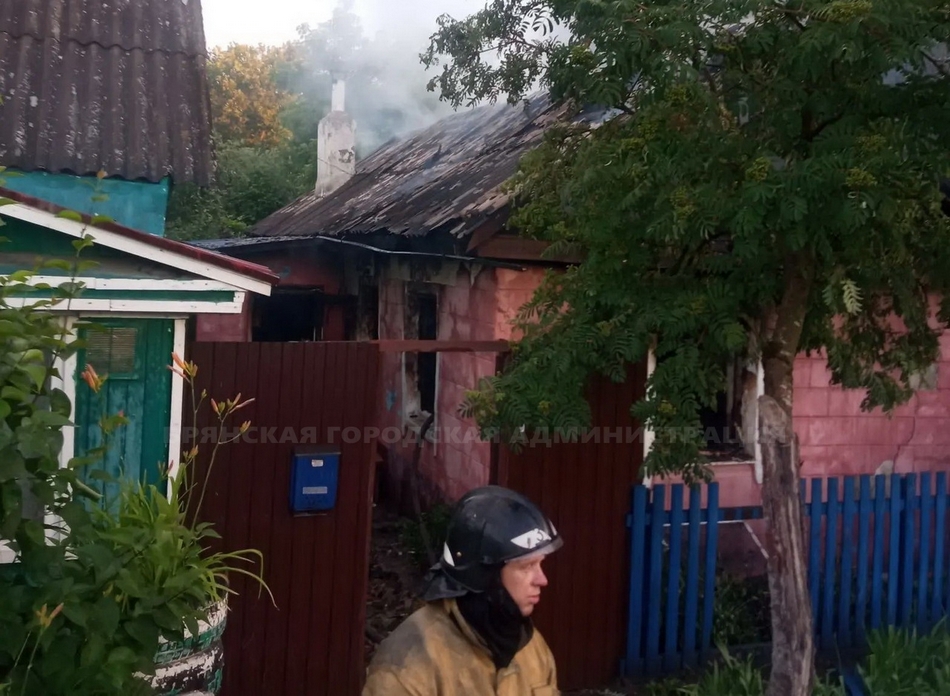 На улице Олега Кошевого в Брянске сгорел дом