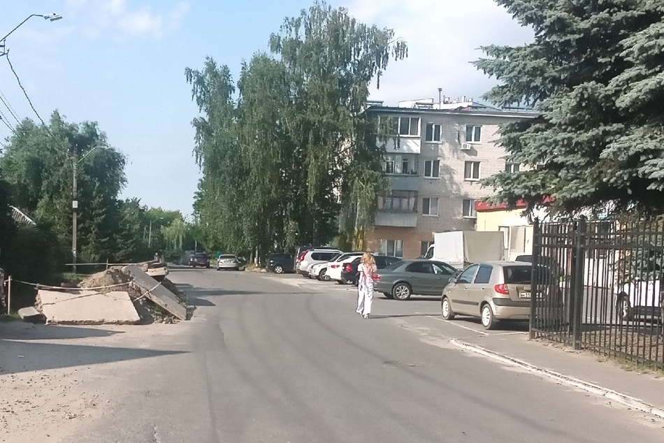 Коммунальщики изуродовали и сузили улицу Вали Сафроновой и испарились