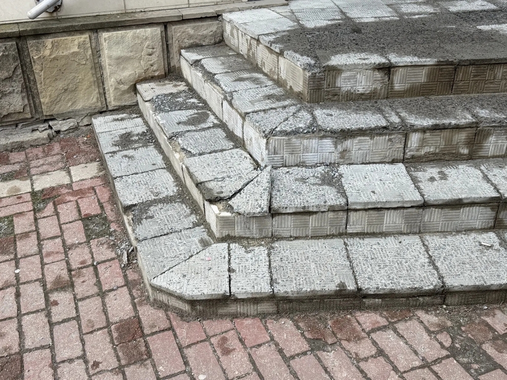 Коммерсантов наказали рублем в Брянске за мусор, разбитые ступени, испорченные фасады