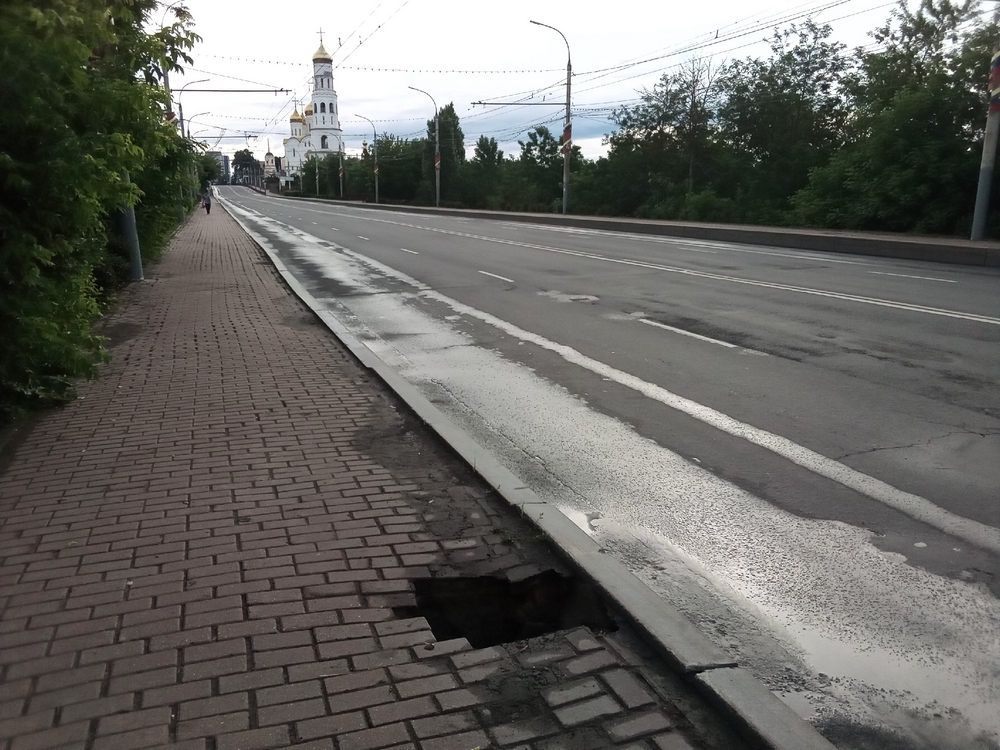 На дамбе в Брянске образовалась опасная дыра
