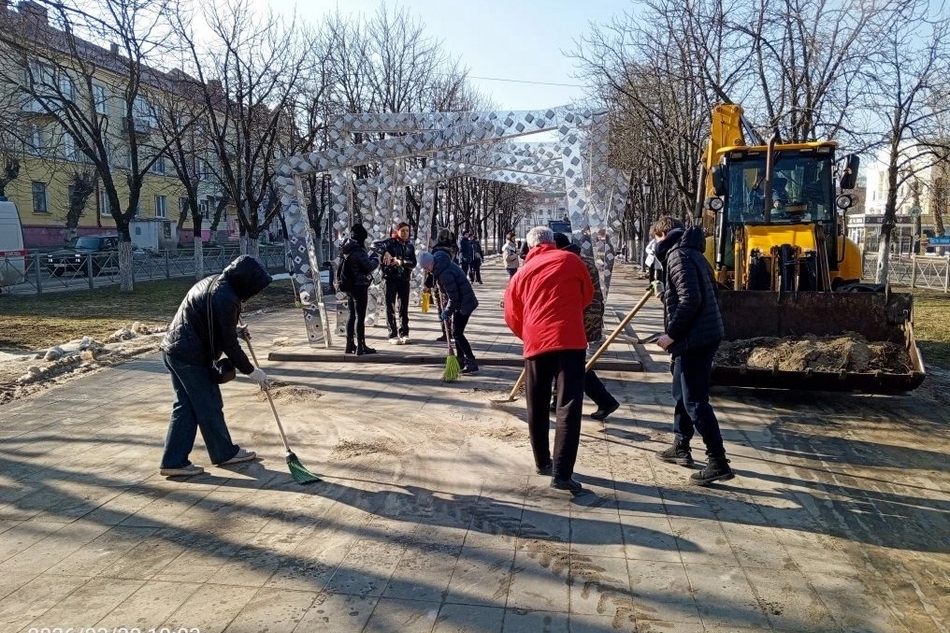 Горожане взялись за метла. В Брянске стартовали санитарные пятничники