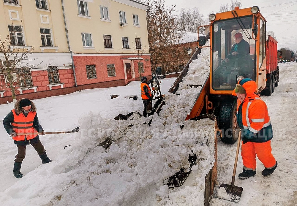 Зимой в Брянске дорожники боролись со снегом без выходных
