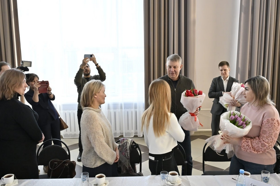 Брянский губернатор встретился с мамами и женами погибших бойцов