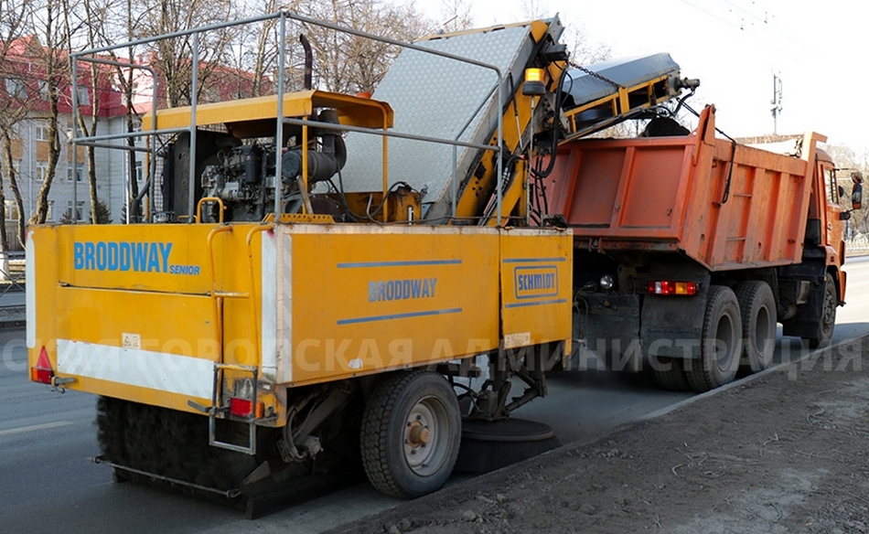 На борьбу с грязью и песком в Брянске выехали «Бродвеи»