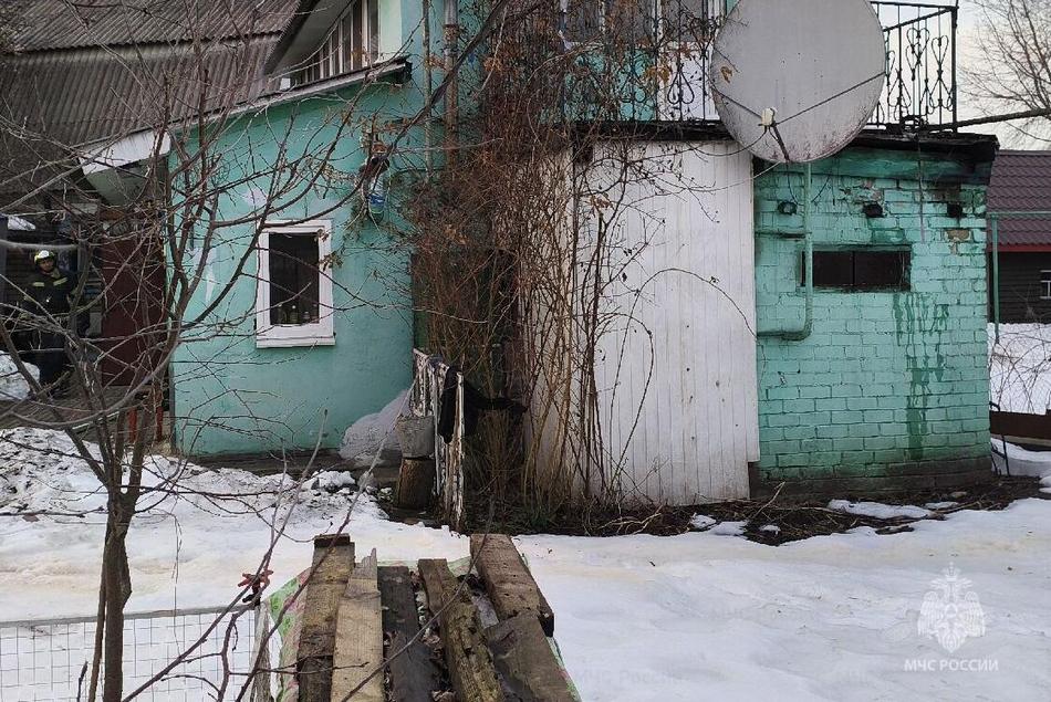 В загоревшемся доме в Клинцах пострадала женщина