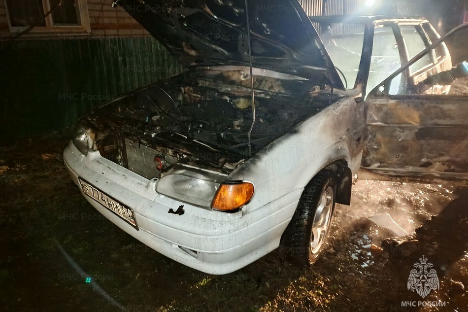 В Сураже потушили загадочно загоревшийся автомобиль
