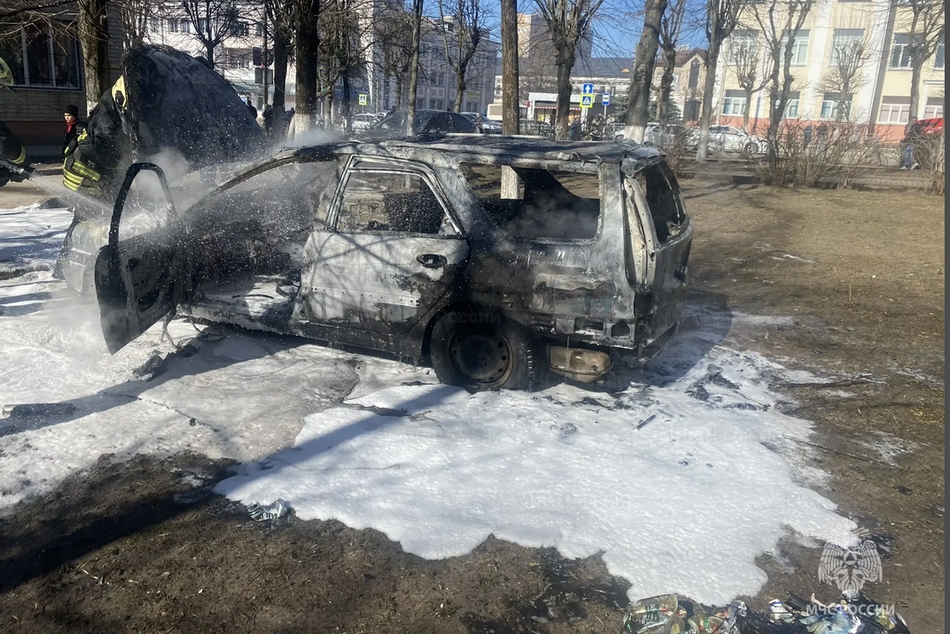 В Клинцах при загадочных обстоятельствах загорелся автомобиль