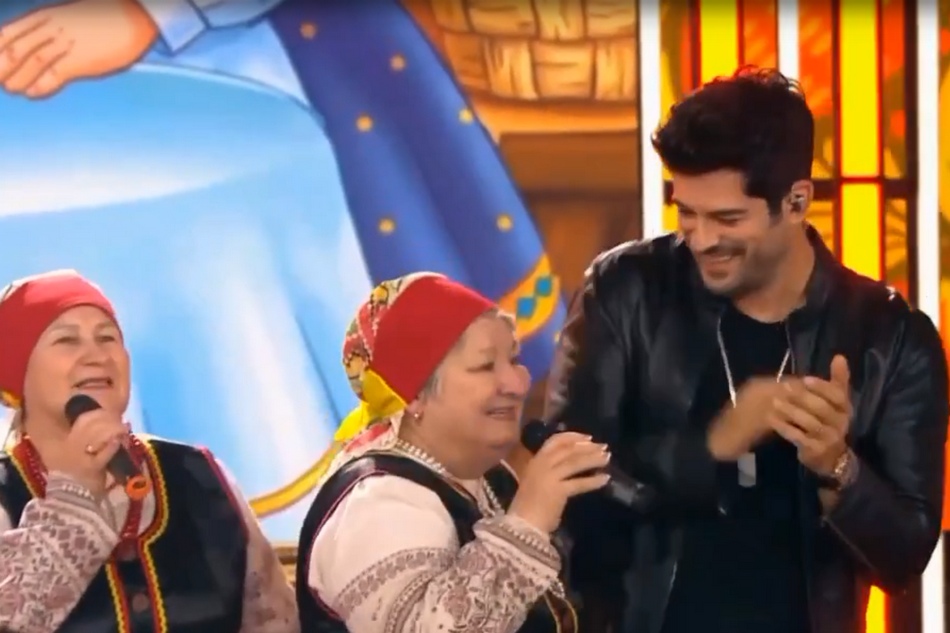 Брянские артистки подарили любимцу женщин Бураку Озчивиту валенки