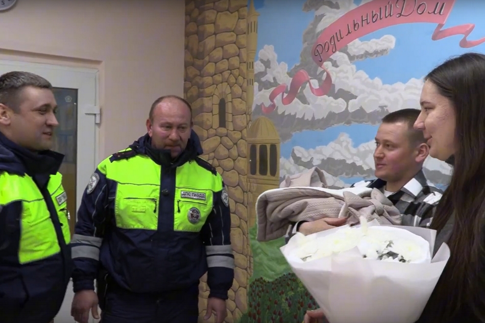 Брянские сотрудники ДПС помогли женщине стать мамой