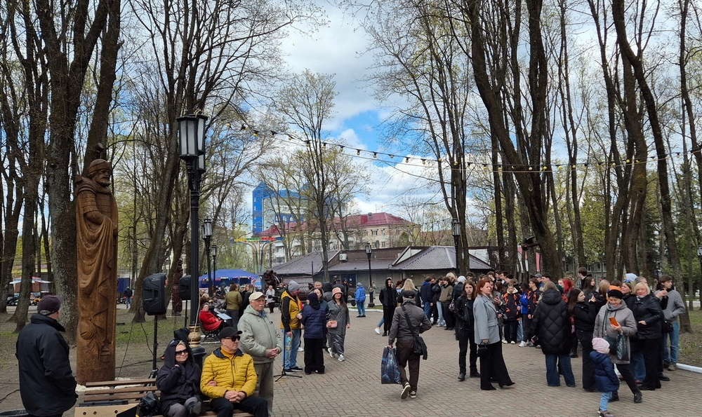 В парках Брянска ожили фонтаны и аттракционы
