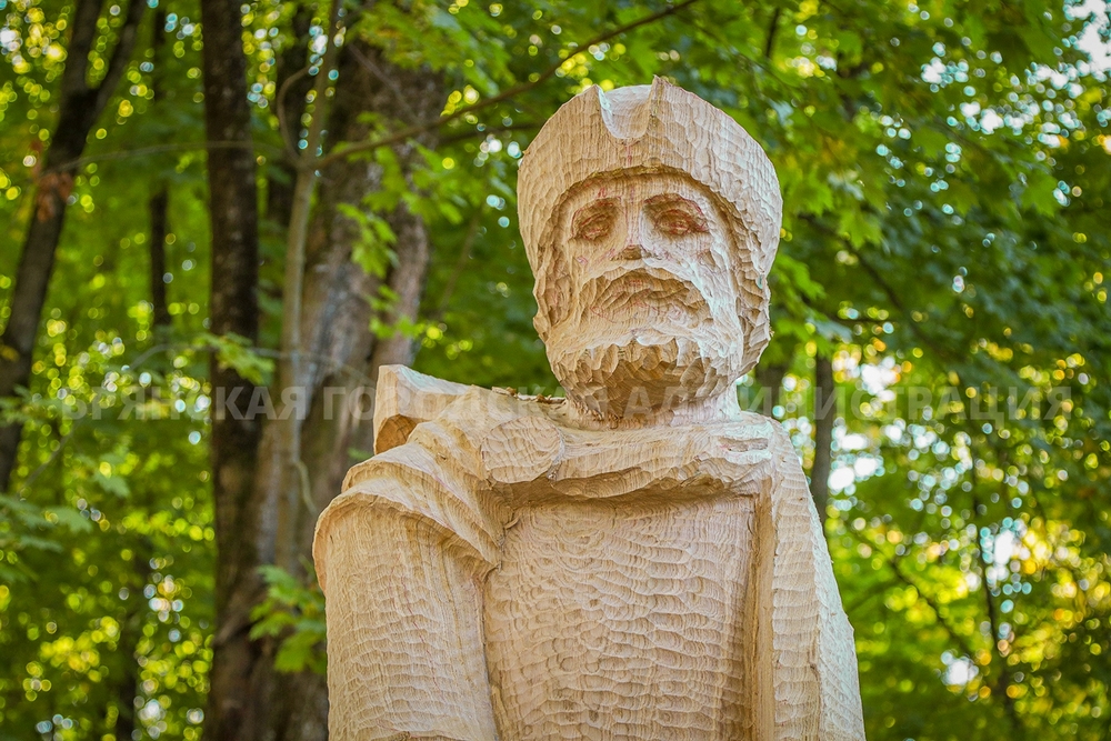 В Брянске открыли деревянную скульптуру князя Романа Брянского