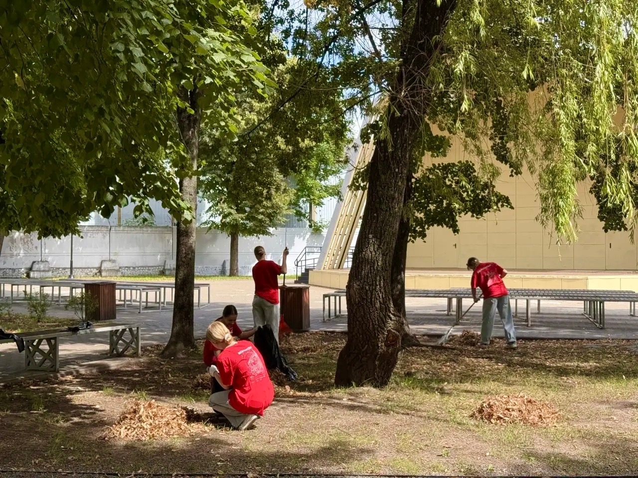 Брянские активисты привели в порядок парк «Юность»