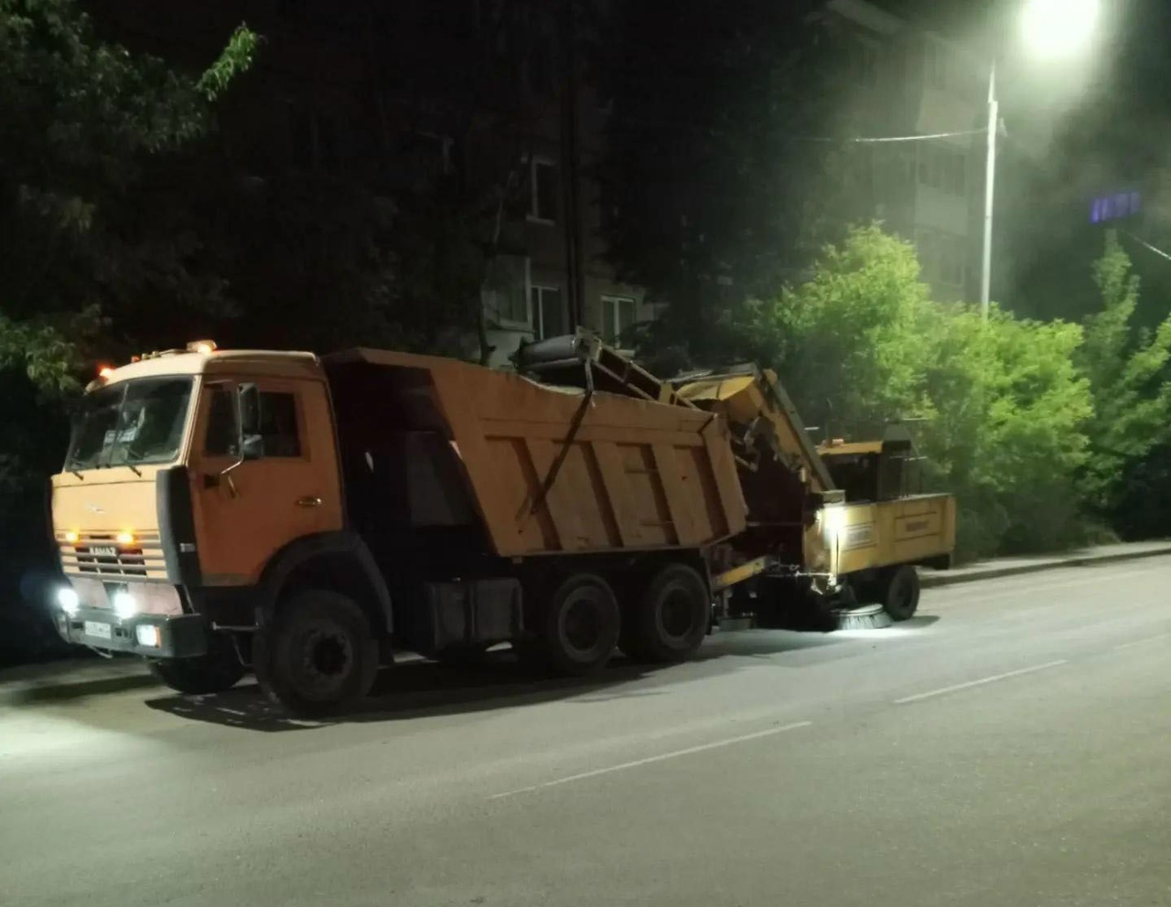 В Брянске продолжают уборку улиц: техника работает и ночью