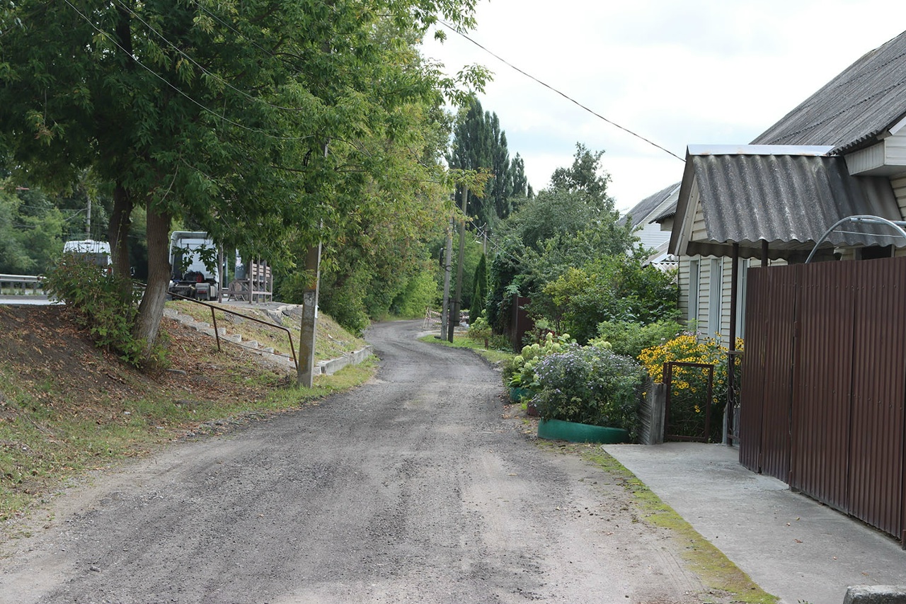 В Брянске подсыпали асфальтовой крошкой около 50 проездов