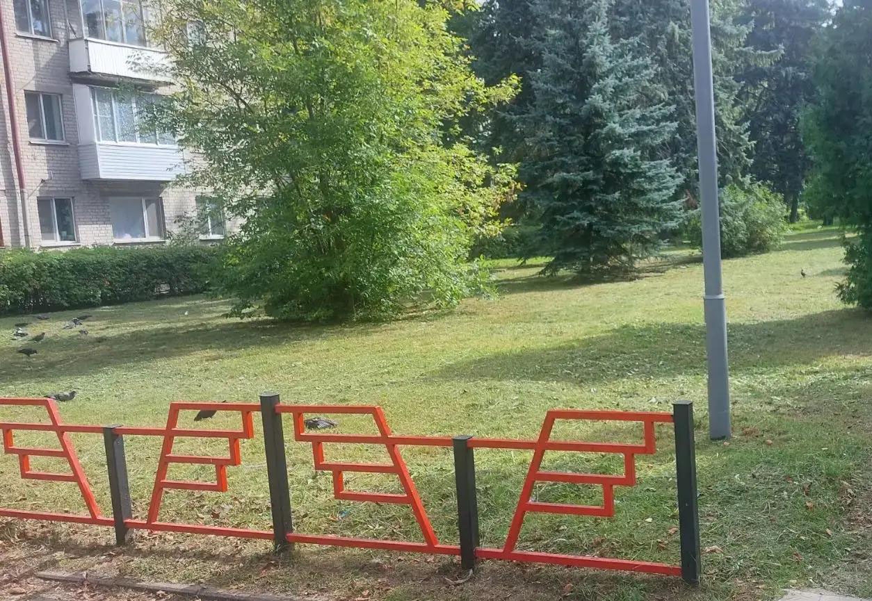 В одном из скверов Брянска стало на четыре клёна больше