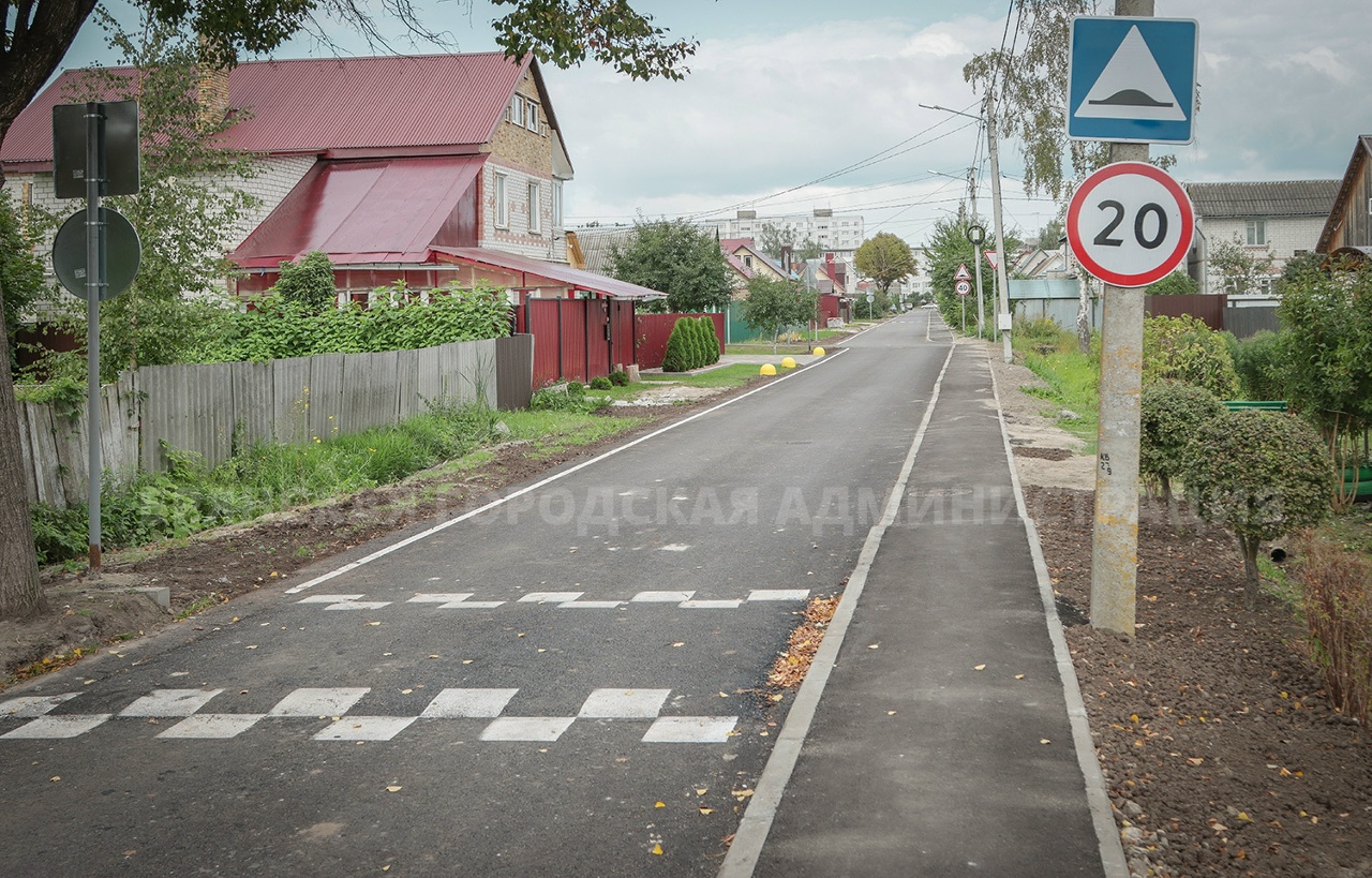 В Бежице появилась новая дорога с тротуаром и освещением