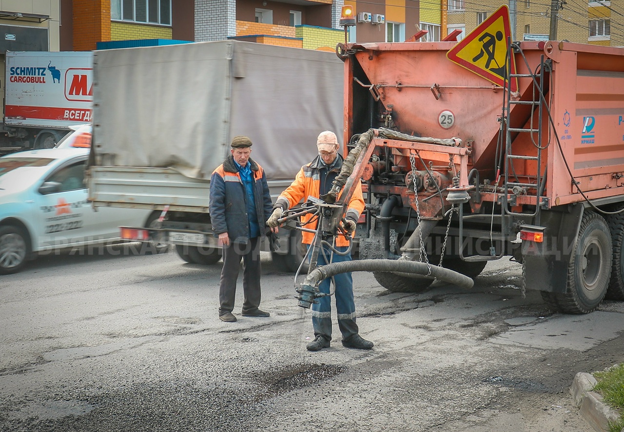 На дорогах Брянска продолжается ямочный ремонт