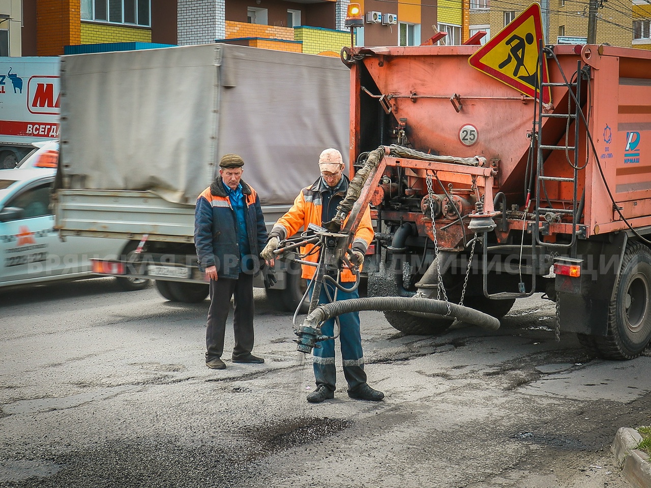 В Брянске за день «вылечили» 286 квадратных метров дорог