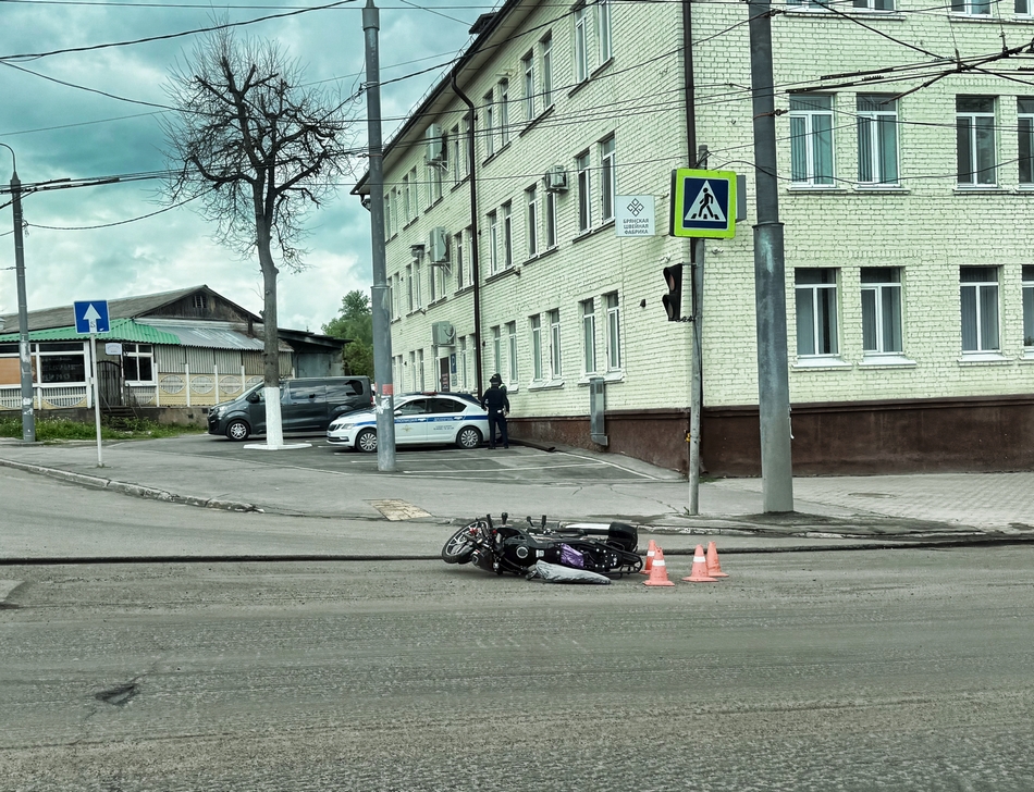 Лежащий возле «зебры» в Брянске скутер встревожил жителей Брянска