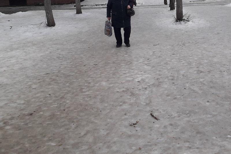 Жительница Путевки повредила спину на рассыпающемся скользком крыльце