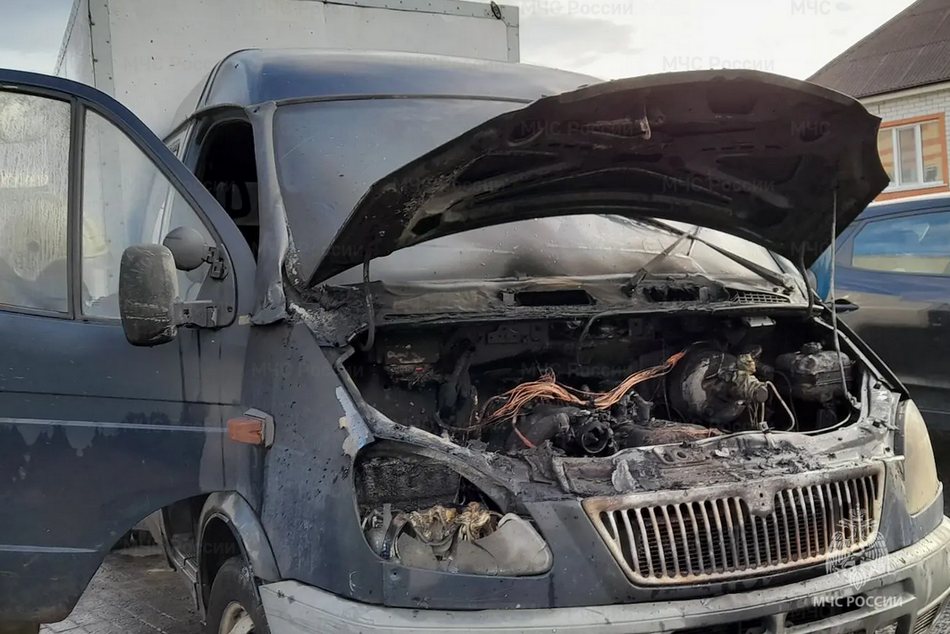 В Почепе при загадочных обстоятельствах заполыхал грузовик