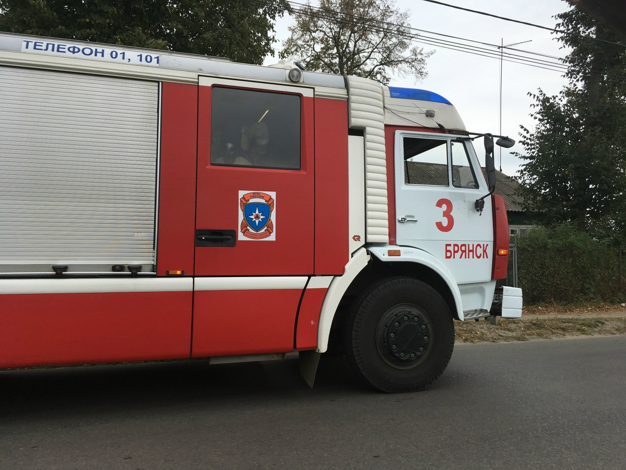 В брянской деревне Селище молния вызвала пожар в бесхозном строении