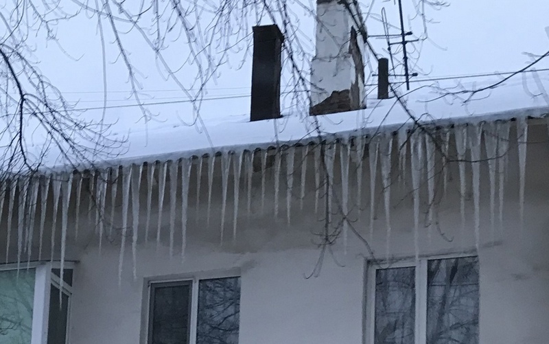 С коммунальщиков потребовали 300 тыс рублей за падение сосульки на пенсионерку