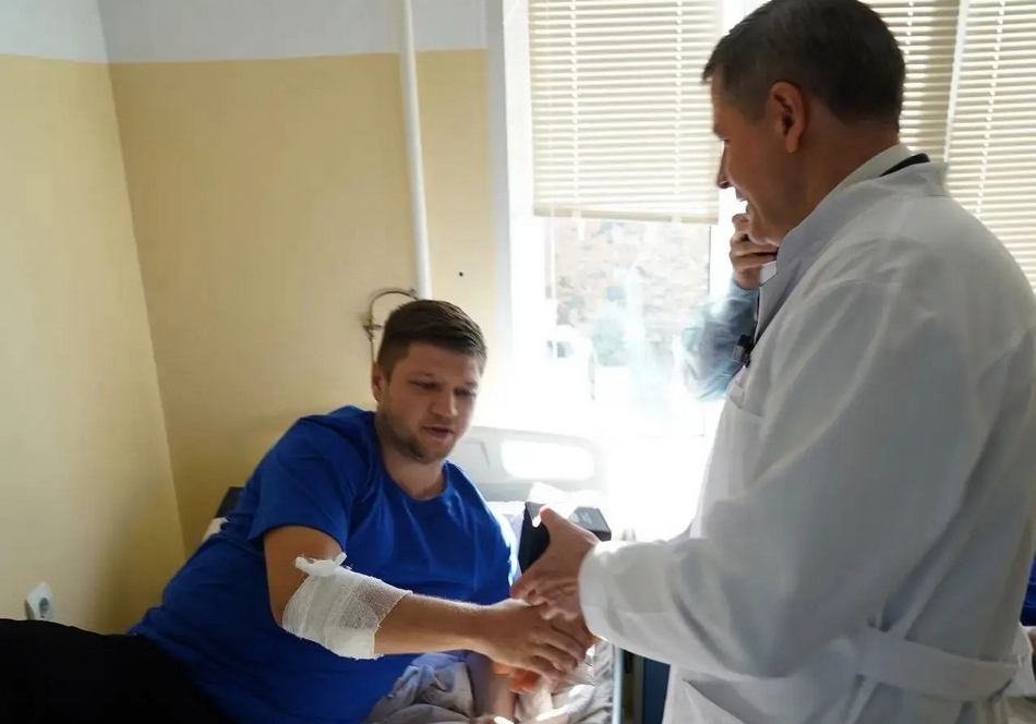 Пострадавшим от атаки ВСУ брянским пожарным подарили часы и велосипеды