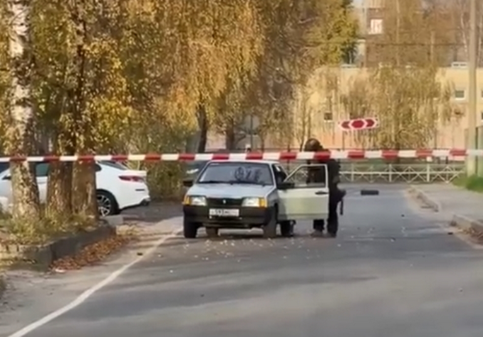 В Брянске саперы эвакуировали из автомобиля женщину-водителя