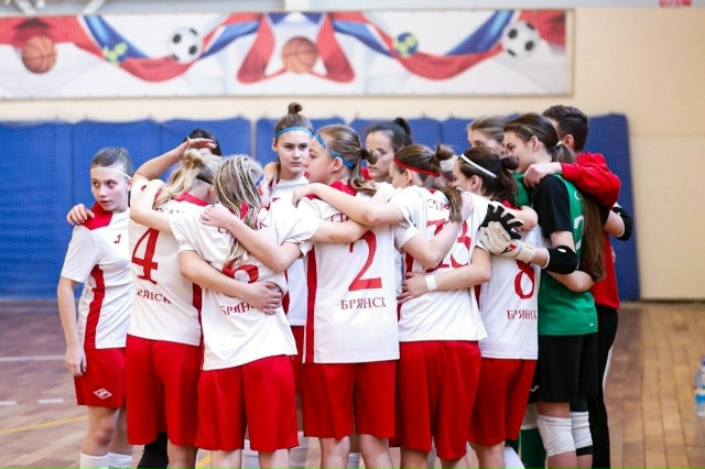 Женская мини-футбольная команда «Спартак» празднует победу на Первенстве России