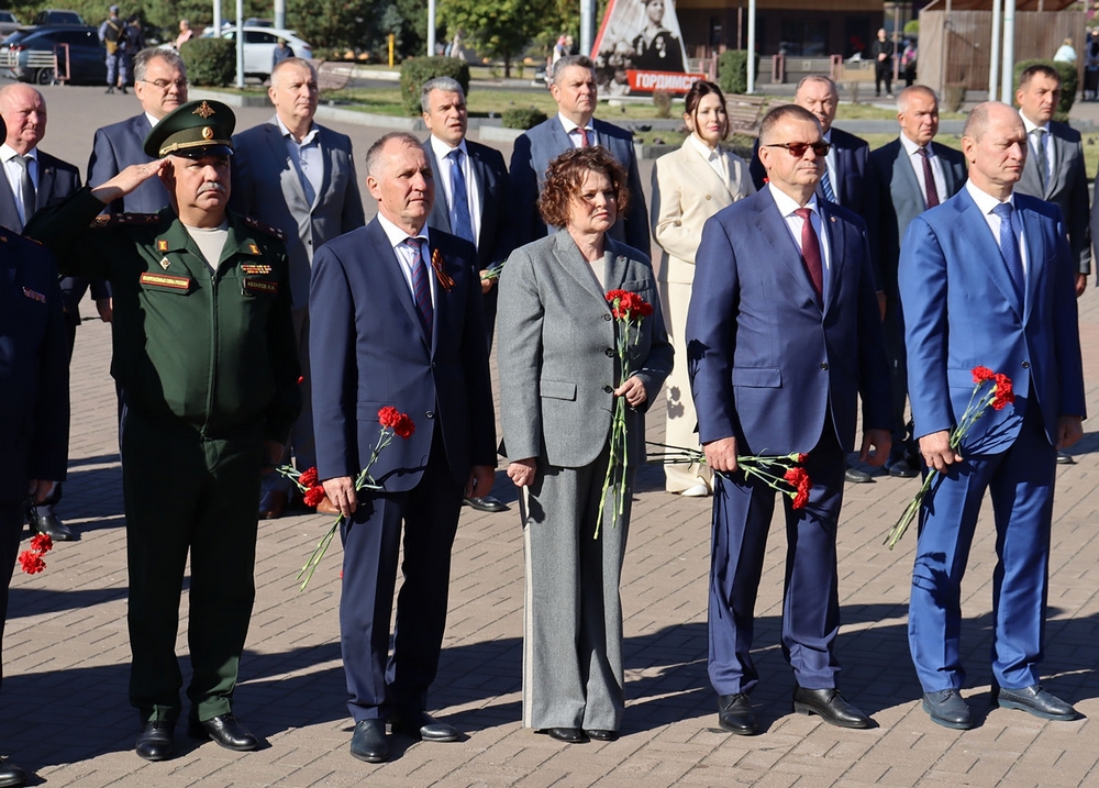 В День города мэр Брянска возложил цветы к стеле воинской славы