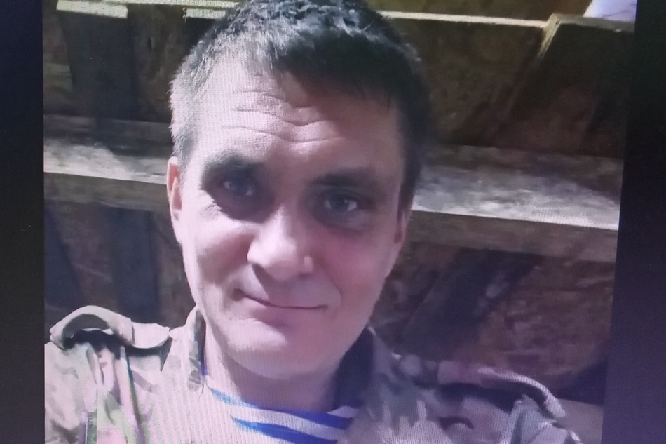 Жители Комаричского района простились с гвардии младшим сержантом Иваном Ивановым