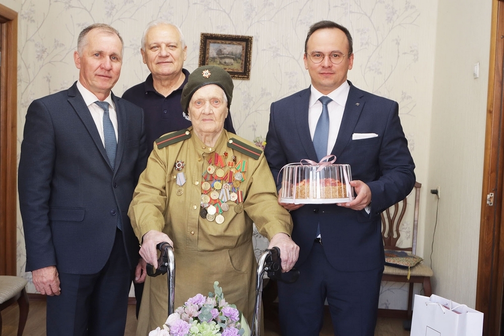 Ветерану Палине Сергеевой исполнилось 103 года. Именинницу расцеловал мэр Александр Макаров