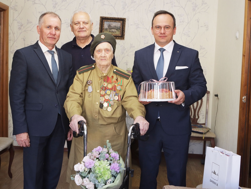 Ветерану Палине Сергеевой исполнилось 103 года. Именинницу расцеловал мэр Александр Макаров