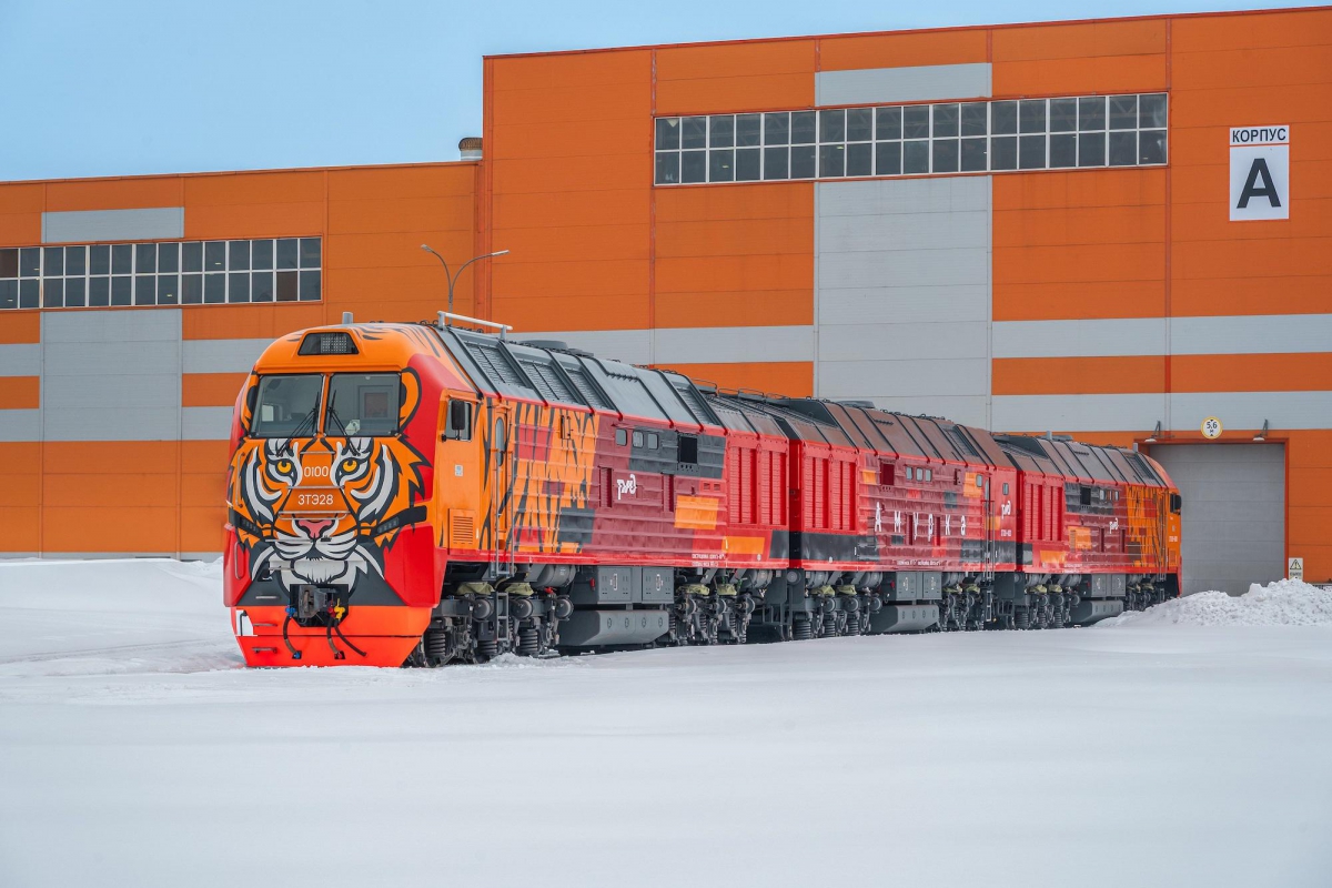 БМЗ представил новые тепловозы с яркими узорами