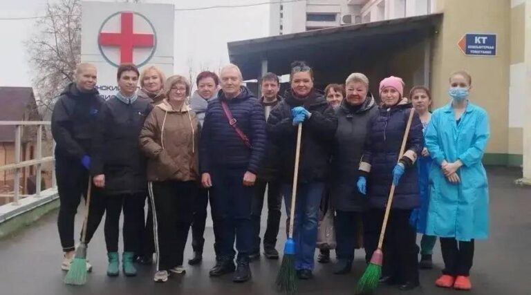 В брянском общегородском субботнике поучаствовали работники Депздрава