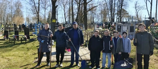 Новозыбковские школьники проявили заботу о воинских захоронениях