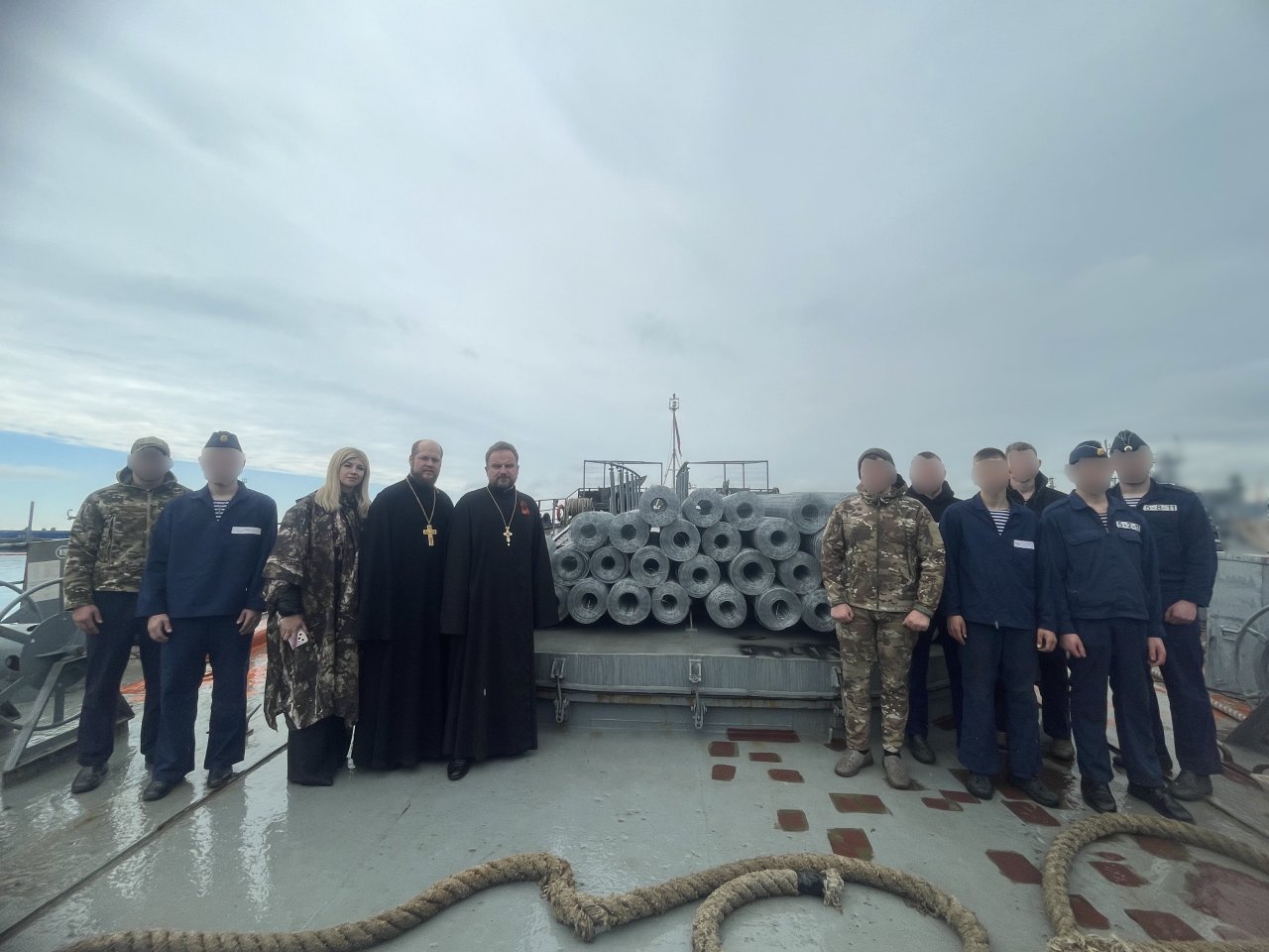 Брянские священники передали военным морякам продукты перед Днём Победы