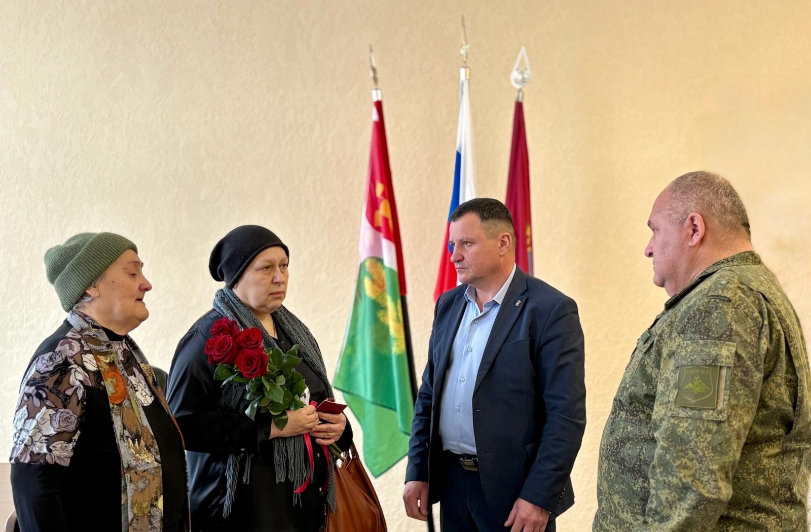 В Фокино родным погибшего в ходе СВО  Геннадия Цуренкова