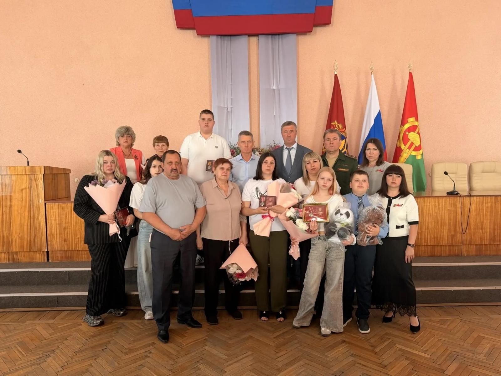 Родным клинцовских бойцов СВО отдали их посмертные награды