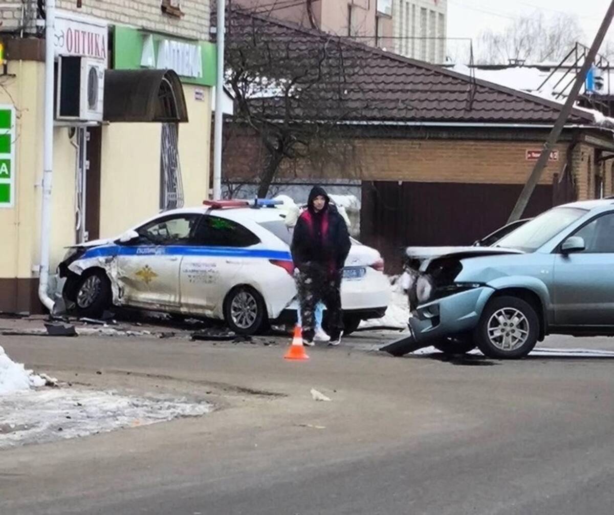 В Почепе автомобиль ДПС угодил в аптеку