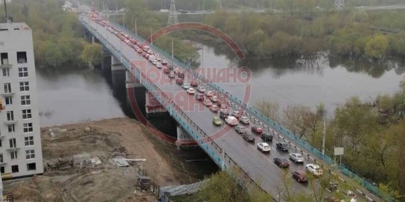 В Брянске в вечерний час пик образовалась гигантская пробка на Октябрьском мосту
