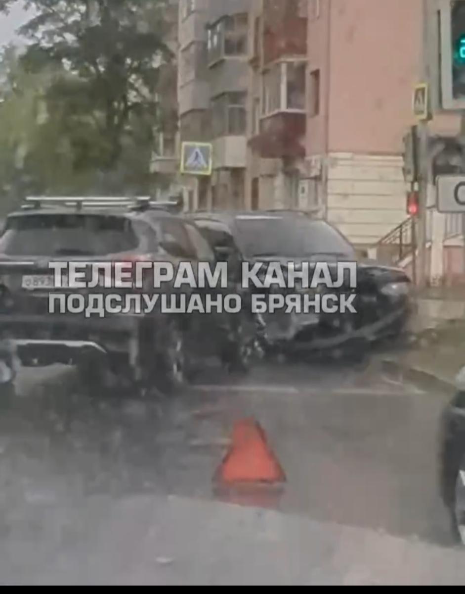 На улице Пушкина два автомобиля врезались друг в друга