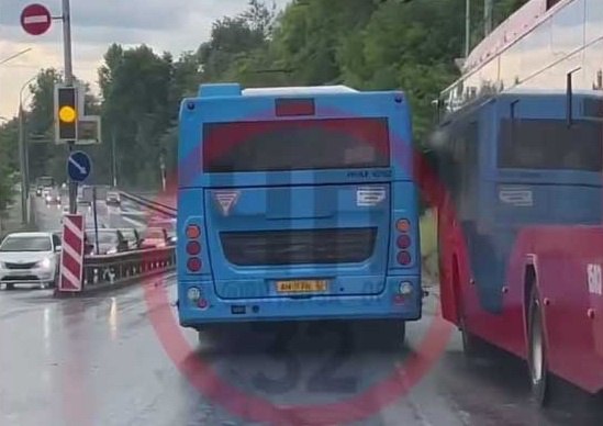 Брянские власти накажут водителей автобусов устроивших гонки на дороге