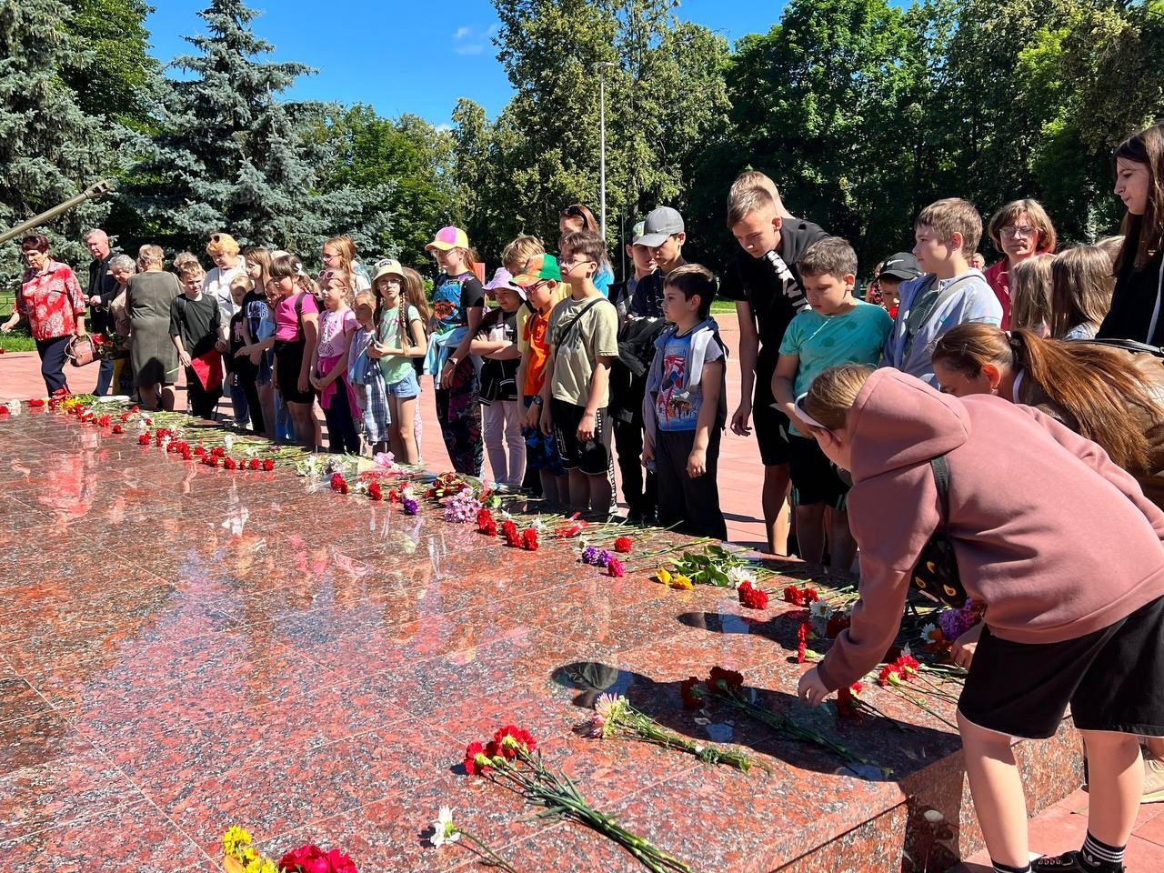 В Володарском районе Брянска почтили память возле могилы павших воинов