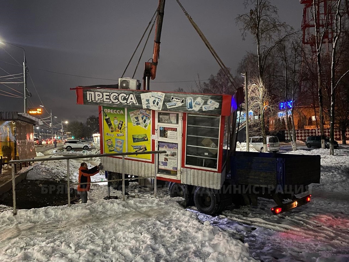 В Советском районе Брянска под снос попал киос с вывеской «Пресса»