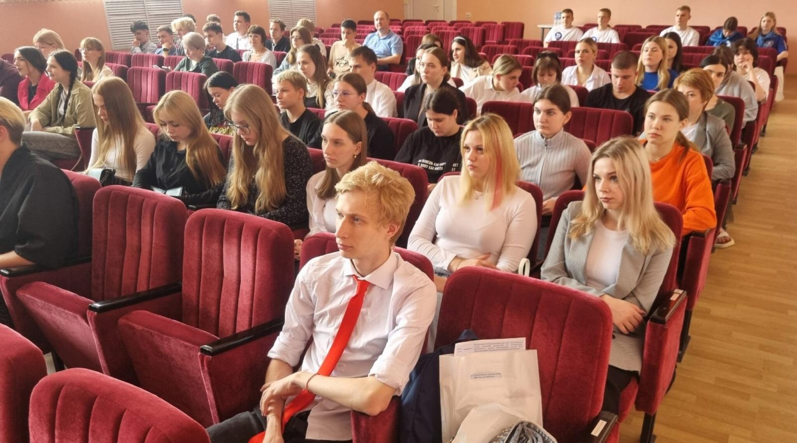 Сегодня в Брянске провели Школу финансовой грамотности для молодежи