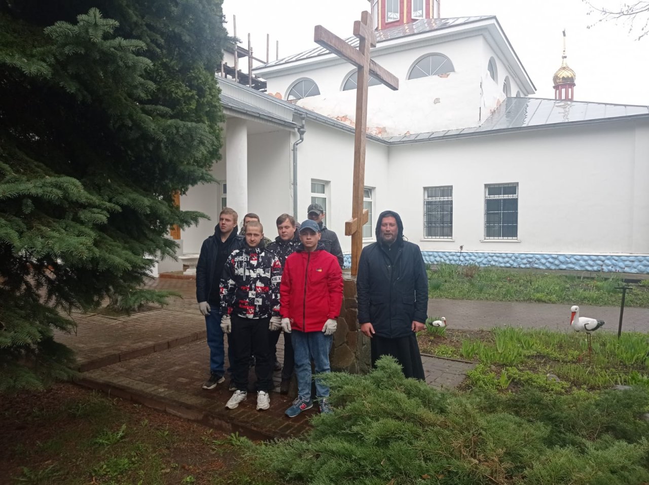 В Брянском посёлке Локоть волонтёры "Движения первых" помогли в уборке территории храма