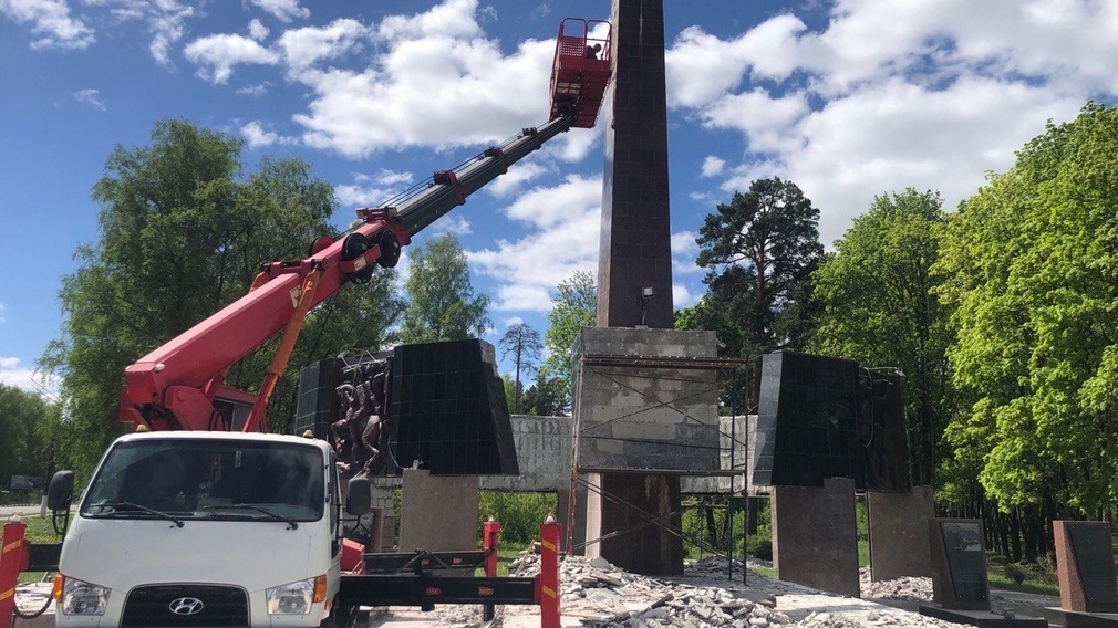 В Клинцах в рамках нацпроекта обновляется памятник Героям Отечества