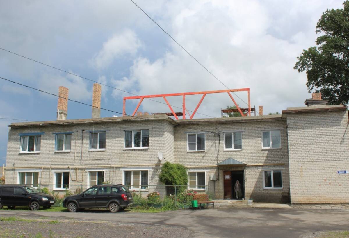 В Комаричском районе ведется ремонт многоквартирного жилья